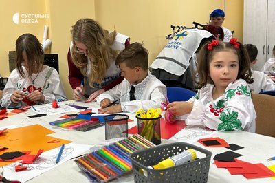 "Плекають любов до української культури": на Одещині дітям переселенців подарували вишиванки "Плекають любов до української культури": на Одещині дітям переселенців подарували вишиванки