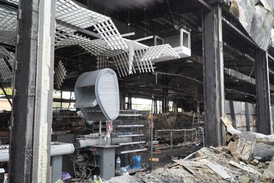 На Дніпропетровщині в супермаркеті, в який поцілив "шахед", вцілілу продукцію роздали людям На Дніпропетровщині в супермаркеті, в який поцілив "шахед", вцілілу продукцію роздали людям