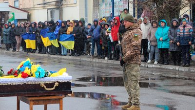 У Сновську на Чернігівщині попрощалися з військовим ЗСУ Ігорем Петренком У Сновську на Чернігівщині попрощалися з військовим ЗСУ Ігорем Петренком