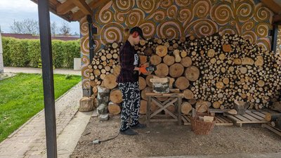 Овочі, фрукти, випічка: лучанка майструє дерев'яні сувеніри Овочі, фрукти, випічка: лучанка майструє дерев'яні сувеніри