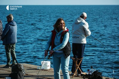 Рибалки біля моря в Одесі. Люди ловлять рибу. Одеса Рибалки біля моря в Одесі. Люди ловлять рибу. Одеса