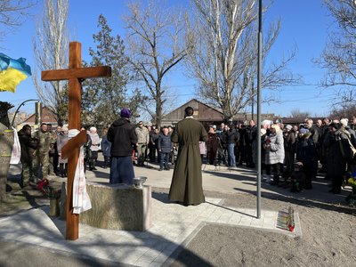 У Херсоні до річниці трагедії у Бузковому сквері встановили пам'ятний знак У Херсоні до річниці трагедії у Бузковому сквері встановили пам'ятний знак