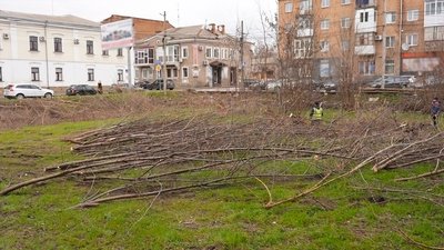 У Кропивницькому прибирають ділянку біля ДРАЦСу: чи облаштовуватимуть парковку