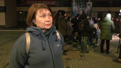 Жителька Маріуполя під час акції вшанування загиблих у драмтеатрі Маріуполя
