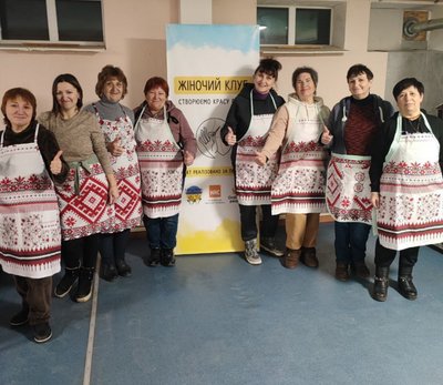 Учасниці "Жіночого клубу" у фартухах, які самі пошили Учасниці "Жіночого клубу" у фартухах, які самі пошили