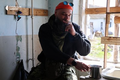 Військовослужбовець 34 ОБрБО з позивним "Борода" на позиції групи аеророзвідки на Херсонщині Військовослужбовець 34 ОБрБО з позивним "Борода" на позиції групи аеророзвідки на Херсонщині