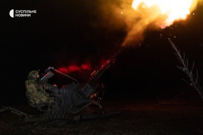 Боєць 40 окремої бригади берегової оборони стріляє по цілях із зенітної установки ЗУ-23-2 на півдні України
