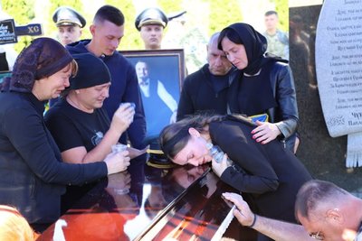 "Понад усе хотів, щоб Україна перемогла": на Черкащині поховали загиблого пілота Олександра Боровика "Понад усе хотів, щоб Україна перемогла": на Черкащині поховали загиблого пілота Олександра Боровика