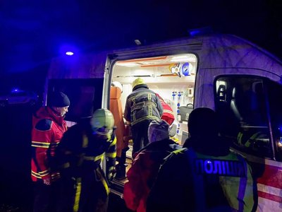Автомобіль перекинувся у водойму: рятувальники дістали водія з авто Автомобіль перекинувся у водойму: рятувальники дістали водія з авто