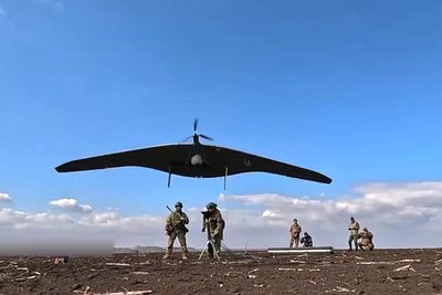 Російські військовослужбовці запускають розвідувальний безпілотний літальний апарат Supercam з окупованих територій у напрямку позицій Сил оборони України, 18 квітня 2025 року Російські військовослужбовці запускають розвідувальний безпілотний літальний апарат Supercam з окупованих територій у напрямку позицій Сил оборони України, 18 квітня 2025 року