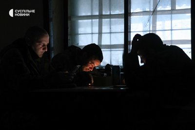 Українські військові без світла сидять в кафе у прифронтовому селі на Донеччині Українські військові без світла сидять в кафе у прифронтовому селі на Донеччині