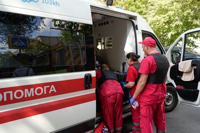 Медики "швдкої" на місці ракетного удару по Шевченківському району Харкова, 6 серпня 2024 року Медики "швдкої" на місці ракетного удару по Шевченківському району Харкова, 6 серпня 2024 року