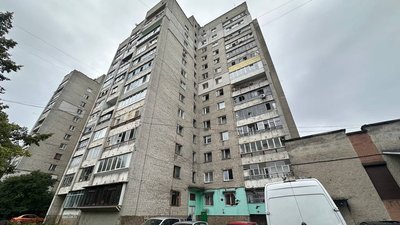 Розбиті вікна в будинку на Стрийській Розбиті вікна в будинку на Стрийській