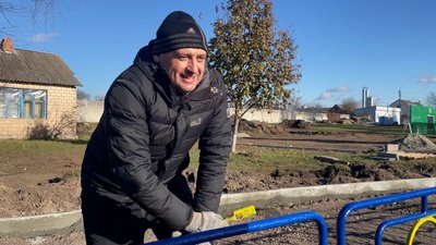 На стадіоні у Прилуках завершують облаштування бігових доріжок за 12 мільйонів гривень На стадіоні у Прилуках завершують облаштування бігових доріжок за 12 мільйонів гривень