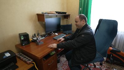 "Тарасомобіль" замість авто: як житель Любеча з ДЦП працює, створює музику та волонтерить "Тарасомобіль" замість авто: як житель Любеча з ДЦП працює, створює музику та волонтерить