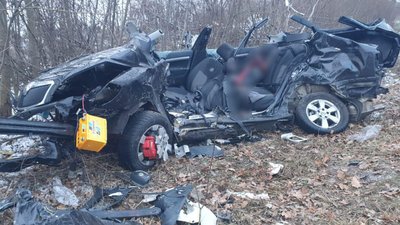 На Черкащині легковик в'їхав у вантажівку: двоє людей померли На Черкащині легковик в'їхав у вантажівку: двоє людей померли