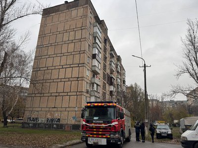 У Кривому Розі чоловік погрожує стрибнути з дев'ятого поверху: що відомо У Кривому Розі чоловік погрожує стрибнути з дев'ятого поверху: що відомо