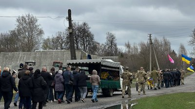 Поховання на Чернігівщині: в останню путь провели 7 військових Поховання на Чернігівщині: в останню путь провели 7 військових