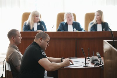 Прокурори та судді під час підготовчого засідання по справі щодо удару по «Епіцентру» Прокурори та судді під час підготовчого засідання по справі щодо удару по «Епіцентру»
