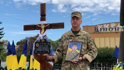 Із військовим Володимиром Шеретюком попрощались на майдані Незалежності у Рівному Із військовим Володимиром Шеретюком попрощались на майдані Незалежності у Рівному