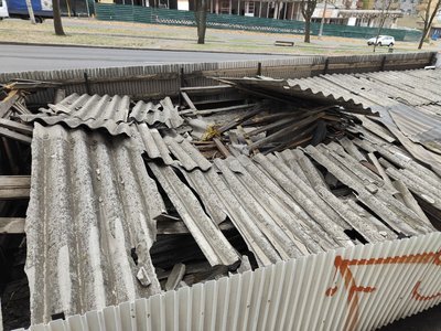 Пориви вітру у Дніпрі: зупинка впала на людей, повалені гілки й білборди Пориви вітру у Дніпрі: зупинка впала на людей, повалені гілки й білборди