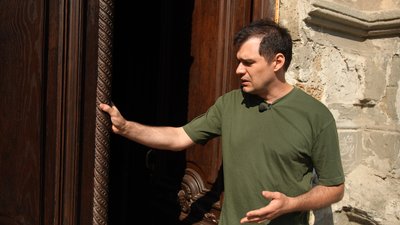 Зберегти автентику міста: як одеські столяри відновлюють історичні двері після обстрілів Зберегти автентику міста: як одеські столяри відновлюють історичні двері після обстрілів