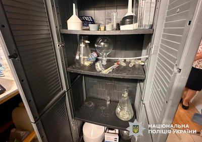 На Буковині викрили учасників міжнародного наркоугруповання: вилучили психотропів на понад 40 млн грн На Буковині викрили учасників міжнародного наркоугруповання: вилучили психотропів на понад 40 млн грн