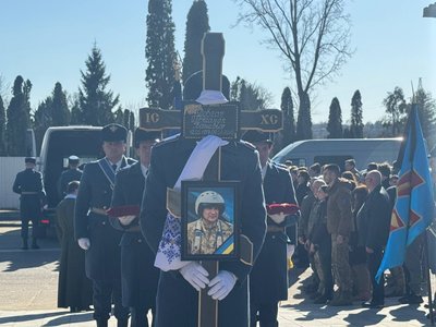 "Я звідси не піду. Це моя родина", — у Житомирі попрощалися з Героєм України Олександром Довгачем "Я звідси не піду. Це моя родина", — у Житомирі попрощалися з Героєм України Олександром Довгачем
