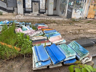 У Житомирі розпочинають демонтаж мозаїки з фасаду кінотеатру "Космос" У Житомирі розпочинають демонтаж мозаїки з фасаду кінотеатру "Космос"