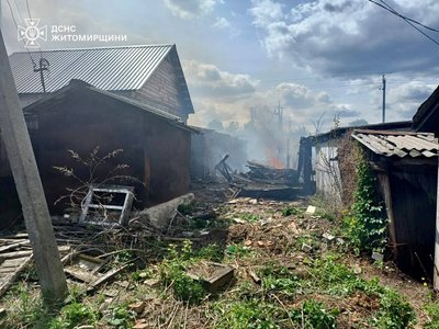 На Житомирщині горіли приватні гаражі — вогонь знищив вісім будівель і автомобіль На Житомирщині горіли приватні гаражі — вогонь знищив вісім будівель і автомобіль