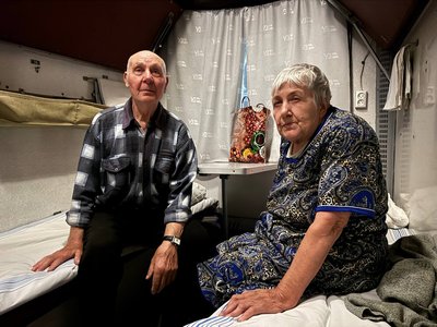 В черзі понад 100 людей. З Дніпра до Київщини евакуювали 16 маломобільних людей В черзі понад 100 людей. З Дніпра до Київщини евакуювали 16 маломобільних людей