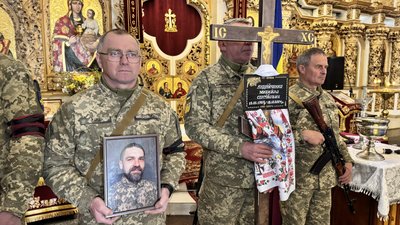 У Полтаві попрощалися із трьома воїнами, які загинули, боронячи Україну У Полтаві попрощалися із трьома воїнами, які загинули, боронячи Україну