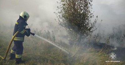 Вогонь перекинувся на будинок: на Черкащині виникло сім пожеж на відкритих територіях Вогонь перекинувся на будинок: на Черкащині виникло сім пожеж на відкритих територіях