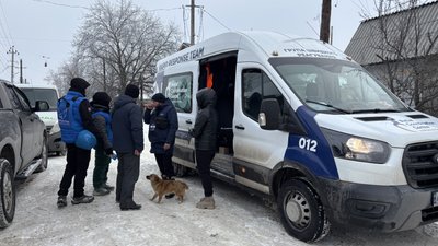 Група швидкого реагування у Чугуєві на місці удару РФ Група швидкого реагування у Чугуєві на місці удару РФ