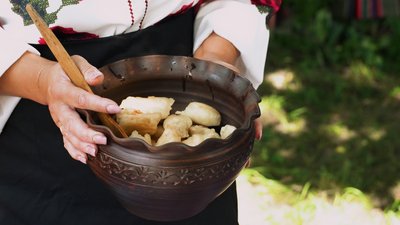 «Перейняла від мами і бабусі»: як на Рівненщині готують пісні пиріжки «лисички» «Перейняла від мами і бабусі»: як на Рівненщині готують пісні пиріжки «лисички»