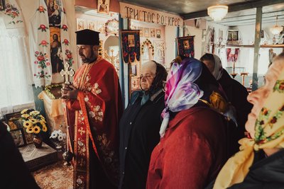 Катають яйця на могилах, кладуть цукерки й паски біля поховань та моляться: як відзначають Проводи на Сумщині Катають яйця на могилах, кладуть цукерки й паски біля поховань та моляться: як відзначають Проводи на Сумщині