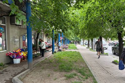 Тротуар на вулиці Героїв Майдану у Чернівцях Тротуар на вулиці Героїв Майдану у Чернівцях