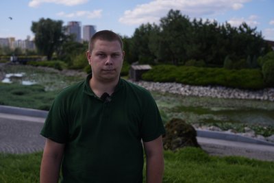 Зелена плівка й водорості: на території яхт-клубу у Дніпрі зацвіла річка. Як борються та чи є загроза для людей і фауни Зелена плівка й водорості: на території яхт-клубу у Дніпрі зацвіла річка. Як борються та чи є загроза для людей і фауни