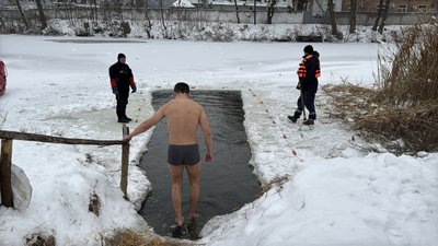Освячували воду в храмі та купалися у річці: як у Полтаві відзначали Водохреще Освячували воду в храмі та купалися у річці: як у Полтаві відзначали Водохреще