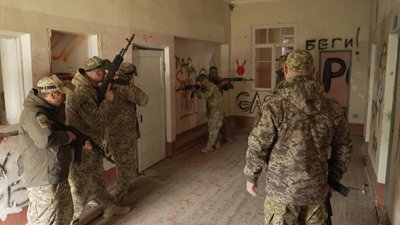 Ветеран з ампутацією ноги повернувся до служби та навчає прикордонників бойовому досвіду Ветеран з ампутацією ноги повернувся до служби та навчає прикордонників бойовому досвіду