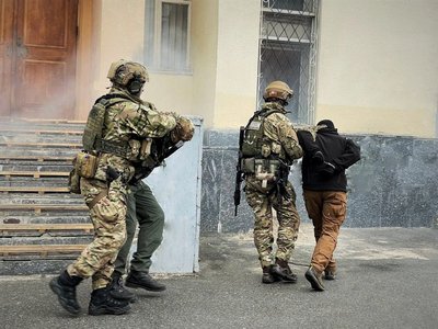 Штурмові навчання: на Рівненщині сили оборони відпрацювали звільнення заручників із мерії Штурмові навчання: на Рівненщині сили оборони відпрацювали звільнення заручників із мерії