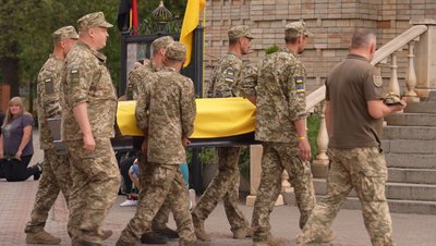 "Він дуже мало прожив": у Черкасах попрощалися із загиблим захисником Олегом Богославцем