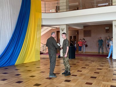 "Ми боремось за право жити": до Дня Конституції України черкащанам вручили нагороди "Ми боремось за право жити": до Дня Конституції України черкащанам вручили нагороди