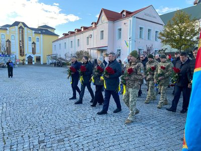 Тисяча днів повномасштабної війни: у Вінниці вшанували пам'ять загиблих оборонців Тисяча днів повномасштабної війни: у Вінниці вшанували пам'ять загиблих оборонців