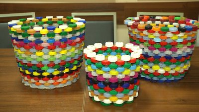 Хмельницькі студенти виготовляють з пластикових кришок горщики, відра та канцелярські підставки Хмельницькі студенти виготовляють з пластикових кришок горщики, відра та канцелярські підставки
