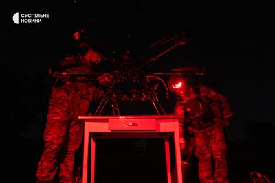 Військові з бригади "Хартія" готують дрон "Вампір" до роботи, Липці, Харківщина, червень 2024 року Військові з бригади "Хартія" готують дрон "Вампір" до роботи, Липці, Харківщина, червень 2024 року