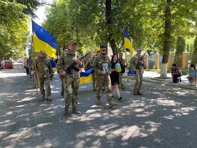 На Кіровоградщині попрощалися з полеглим захисником Артемом Бондаренком На Кіровоградщині попрощалися з полеглим захисником Артемом Бондаренком
