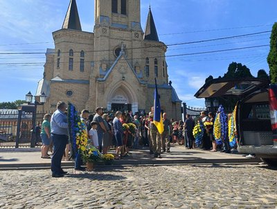 Останній бій прийняли на Донеччині: у Луцьку попрощалися з воїнами Миколою Стасюком і Сергієм Токарчуком Останній бій прийняли на Донеччині: у Луцьку попрощалися з воїнами Миколою Стасюком і Сергієм Токарчуком