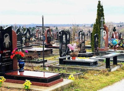 Поминальні дні у Рівному: рух транспорту, прибирання та їжа на кладовищі Поминальні дні у Рівному: рух транспорту, прибирання та їжа на кладовищі