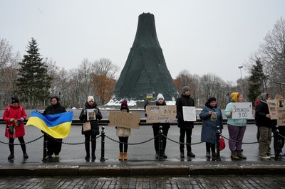 У День Збройних сил України 6 грудня у центрі Харкова полеглих військових вшанували хвилиною мовчання У День Збройних сил України 6 грудня у центрі Харкова полеглих військових вшанували хвилиною мовчання